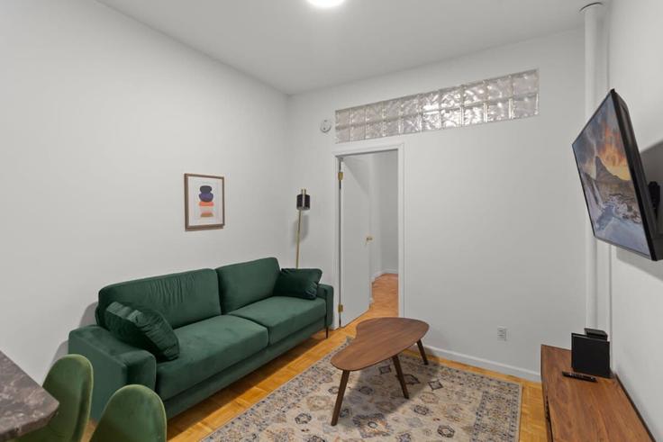 Manhattan, New York에 위치한 Building 2nd Avenue - furnished-club - 1564195 유닛의 세련된 인테리어가 돋보이는 거실 Manhattan, New York에 위치한 Building 2nd Avenue - furnished-club - 1564195 유닛의 세련된 인테리어가 돋보이는 거실
