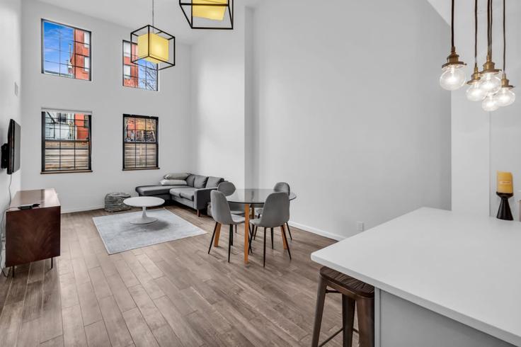 Salle de séjour élégante avec mobilier moderne dans un appartement à Building President Street - furnished-club - 1495792 à Brooklyn, New York