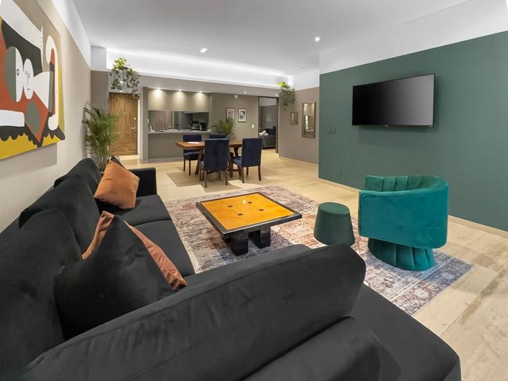 Elegant gestaltetes Wohnzimmer mit moderner Einrichtung in einer Wohnung im Building Cozumel - furnished-club - 1495789 in Mexico City, Mexico City