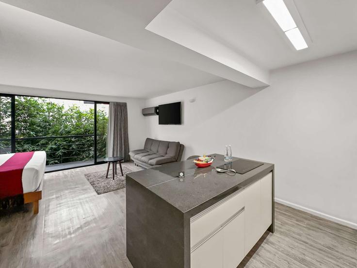 Elegant gestaltetes Wohnzimmer mit moderner Einrichtung in einer Wohnung im Building Río Guadalquivir - furnished-club - 1495791 in Mexico City, Mexico City