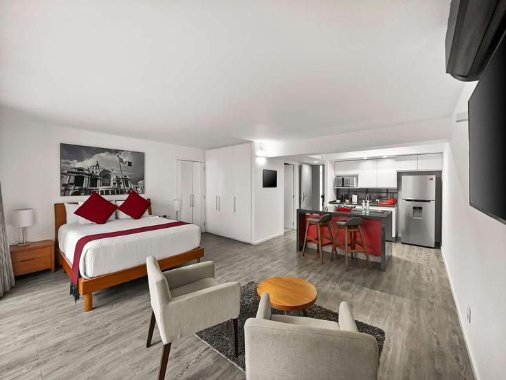 Elegant gestaltetes Wohnzimmer mit moderner Einrichtung in einer Wohnung im Building Río Guadalquivir - furnished-club - 1495773 in Mexico City, Mexico City