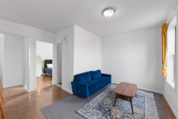Elegant gestaltetes Wohnzimmer mit moderner Einrichtung in einer Wohnung im Building East 11th Street - furnished-club - 1495797 in Manhattan, New York Elegant gestaltetes Wohnzimmer mit moderner Einrichtung in einer Wohnung im Building East 11th Street - furnished-club - 1495797 in Manhattan, New York