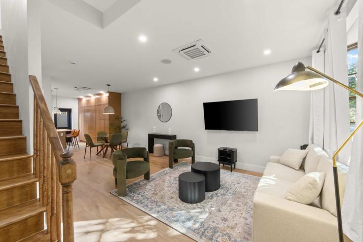 New York BrooklynのBuilding Hausman Street - furnished-club - 1495774のアパートメントにある、モダンな家具を備えたエレガントなデザインのリビングルーム New York BrooklynのBuilding Hausman Street - furnished-club - 1495774のアパートメントにある、モダンな家具を備えたエレガントなデザインのリビングルーム