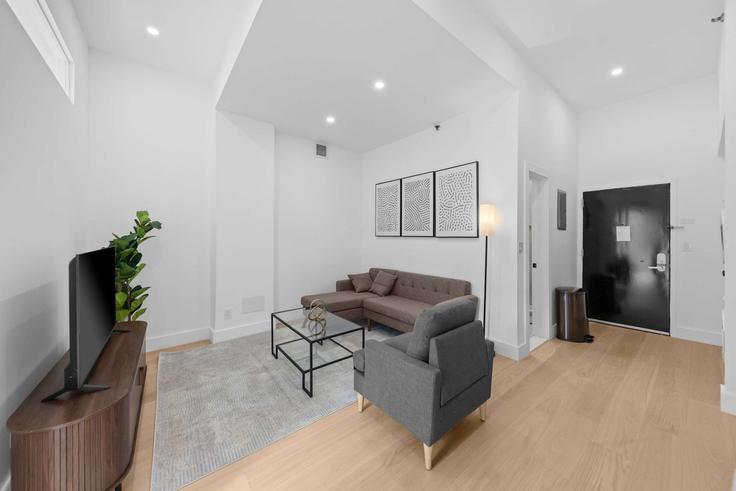 Elegante sala de estar con mobiliario moderno en un apartamento en Building Saint Marks Place - furnished-club - 1495796 en Manhattan, New York