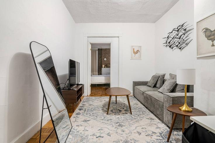 Manhattan, New York에 위치한 Building East 89th Street - furnished-club - 1495787 유닛의 세련된 인테리어가 돋보이는 거실 Manhattan, New York에 위치한 Building East 89th Street - furnished-club - 1495787 유닛의 세련된 인테리어가 돋보이는 거실