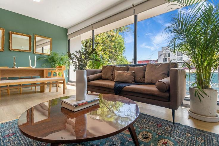 Elegant gestaltetes Wohnzimmer mit moderner Einrichtung in einer Wohnung im Building Eje 2 Sur - furnished-club - 1495786 in Mexico City, Mexico City