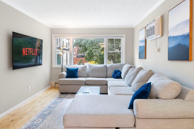 Elegant gestaltetes Wohnzimmer mit moderner Einrichtung in einer Wohnung im Building Irving Avenue South - furnished-mn - 1272805 - MSP in Minneapolis, Minneapolis