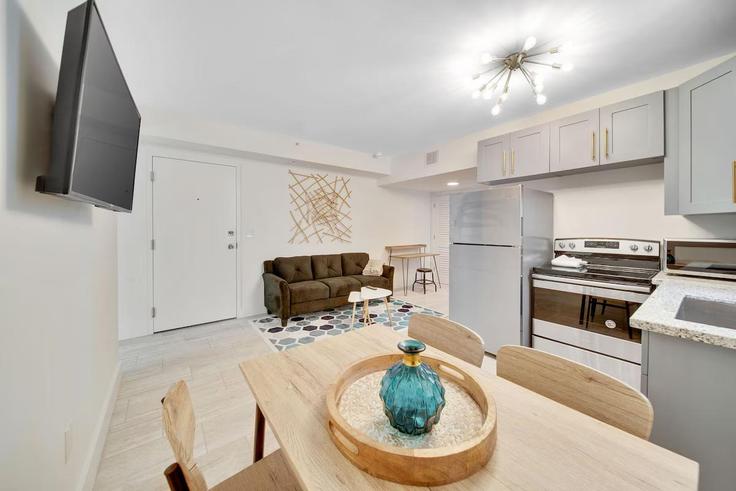 Sala de estar elegantemente projetada com móveis modernos em um apartamento no Building Southwest 22nd Avenue - furnished-rentals - 1388876 em Miami, Miami Sala de estar elegantemente projetada com móveis modernos em um apartamento no Building Southwest 22nd Avenue - furnished-rentals - 1388876 em Miami, Miami