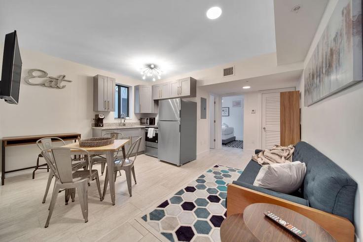 Sala de estar elegantemente projetada com móveis modernos em um apartamento no Building Southwest 22nd Avenue - furnished-rentals - 1388869 em Miami, Miami Sala de estar elegantemente projetada com móveis modernos em um apartamento no Building Southwest 22nd Avenue - furnished-rentals - 1388869 em Miami, Miami