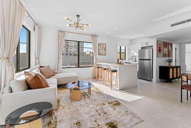 Elegant gestaltetes Wohnzimmer mit moderner Einrichtung in einer Wohnung im Building Southwest 3rd Street - furnished-rentals - 1388870 in Miami, Miami