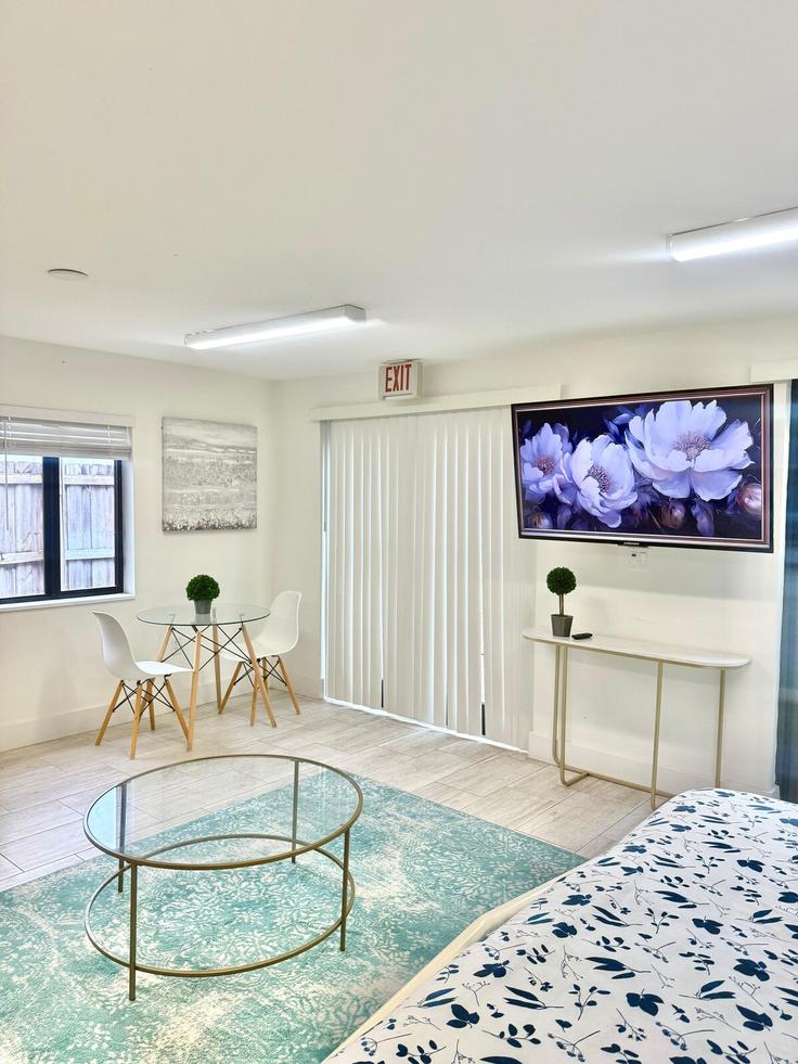 Sala de estar elegantemente projetada com móveis modernos em um apartamento no Building Southwest 22nd Avenue - furnished-rentals - 1407045 em Miami, Miami Sala de estar elegantemente projetada com móveis modernos em um apartamento no Building Southwest 22nd Avenue - furnished-rentals - 1407045 em Miami, Miami