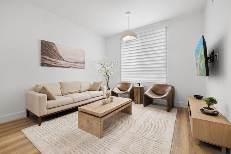 Elegant gestaltetes Wohnzimmer mit moderner Einrichtung in einer Wohnung im Building Northwest 16th Avenue - furnished-rentals - 1388867 in Miami, Miami