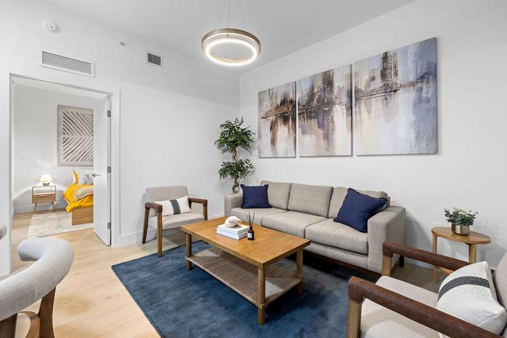 Sala de estar elegantemente projetada com móveis modernos em um apartamento no Building Northwest 1st Street - furnished-rentals - 1388872 em Miami, Miami