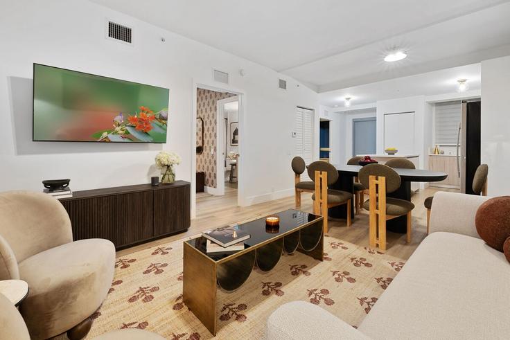 Elegant gestaltetes Wohnzimmer mit moderner Einrichtung in einer Wohnung im Building Northwest 15th Avenue - furnished-rentals - 1388873 in Miami, Miami