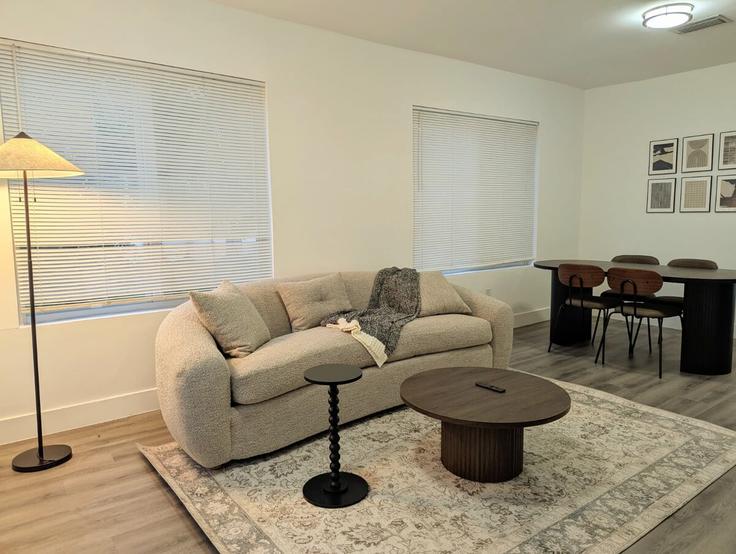 Salle de séjour élégante avec mobilier moderne dans un appartement à Building Northwest 10th Avenue - furnished-rentals - 1538974 à Miami, Miami Salle de séjour élégante avec mobilier moderne dans un appartement à Building Northwest 10th Avenue - furnished-rentals - 1538974 à Miami, Miami