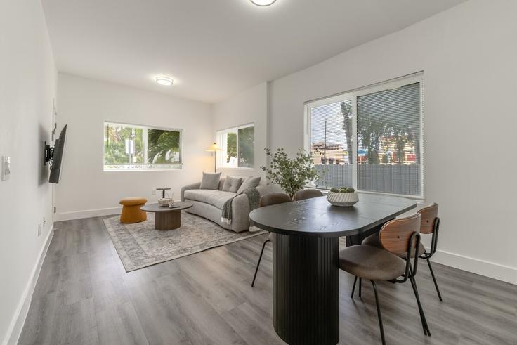 Salle de séjour élégante avec mobilier moderne dans un appartement à Building West Flagler Street - furnished-rentals - 1548679 à Miami, Miami Salle de séjour élégante avec mobilier moderne dans un appartement à Building West Flagler Street - furnished-rentals - 1548679 à Miami, Miami