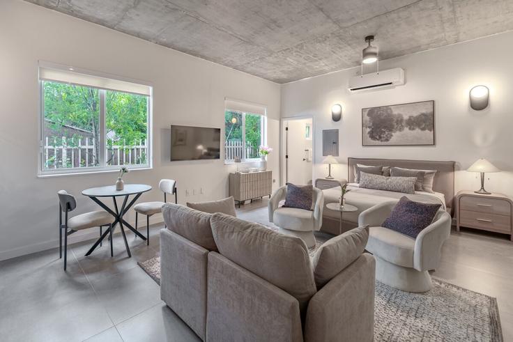 Building Northwest 33rd Street - furnished-rentals - 1543150 adresindeki bir dairede modern mobilyalarla zarif bir şekilde tasarlanmış oturma odası Miami, Miami Building Northwest 33rd Street - furnished-rentals - 1543150 adresindeki bir dairede modern mobilyalarla zarif bir şekilde tasarlanmış oturma odası Miami, Miami