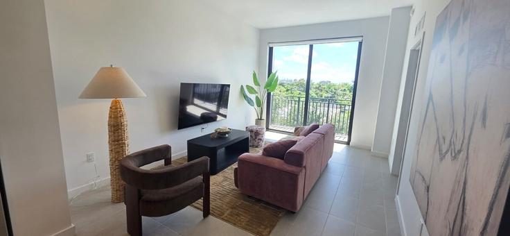 Miami, Miami에 위치한 Building Southwest 27th Avenue - furnished-rentals - 1574098 유닛의 세련된 인테리어가 돋보이는 거실