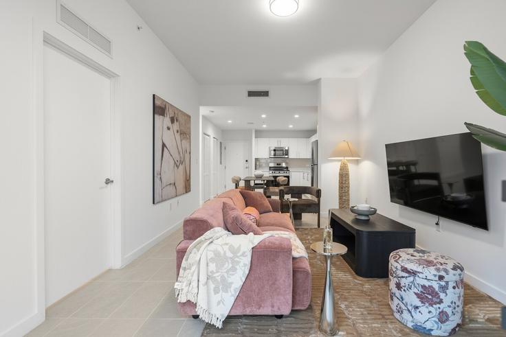 Elegante sala de estar con mobiliario moderno en un apartamento en Building Southwest 27th Avenue - furnished-rentals - 1574098 en Miami, Miami