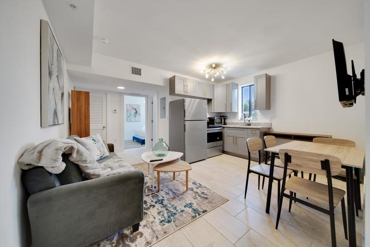 Building Southwest 22nd Avenue - furnished-rentals - 1388878 adresindeki bir dairede modern mobilyalarla zarif bir şekilde tasarlanmış oturma odası Miami, Miami