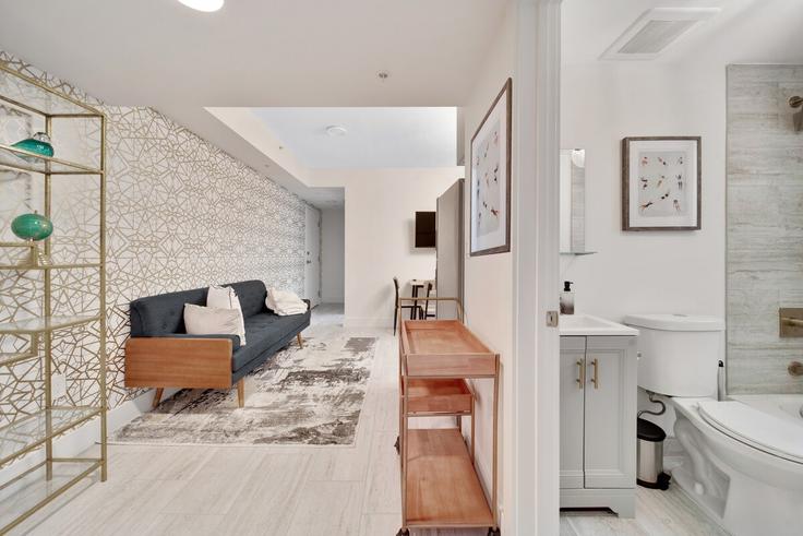 Salle de séjour élégante avec mobilier moderne dans un appartement à Building Southwest 22nd Avenue - furnished-rentals - 1388875 à Miami, Miami Salle de séjour élégante avec mobilier moderne dans un appartement à Building Southwest 22nd Avenue - furnished-rentals - 1388875 à Miami, Miami
