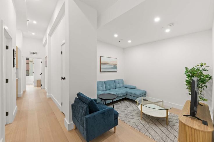 Manhattan, New York에 위치한 Building Saint Marks Place - furnishedclub-guesty - 1299055 - NYC 아파트의 세련된 인테리어가 돋보이는 거실 Manhattan, New York에 위치한 Building Saint Marks Place - furnishedclub-guesty - 1299055 - NYC 아파트의 세련된 인테리어가 돋보이는 거실