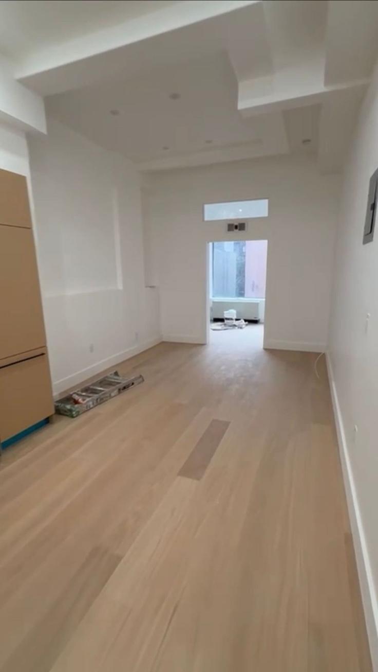 Manhattan, New York에 위치한 Building Saint Marks Place - furnishedclub-guesty - 1352412 아파트의 세련된 인테리어가 돋보이는 거실 Manhattan, New York에 위치한 Building Saint Marks Place - furnishedclub-guesty - 1352412 아파트의 세련된 인테리어가 돋보이는 거실