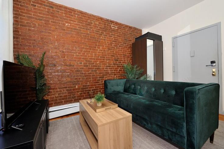 Sala de estar elegantemente projetada com móveis modernos em um apartamento no Building West 36th Street - furnishedhabitat - 1323943 em Manhattan, New York