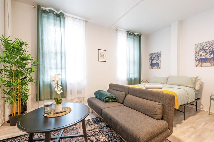 Sala de estar elegantemente projetada com móveis modernos em um apartamento no Building East 33rd Street - furnishedhabitat - 1323937 em Manhattan, New York