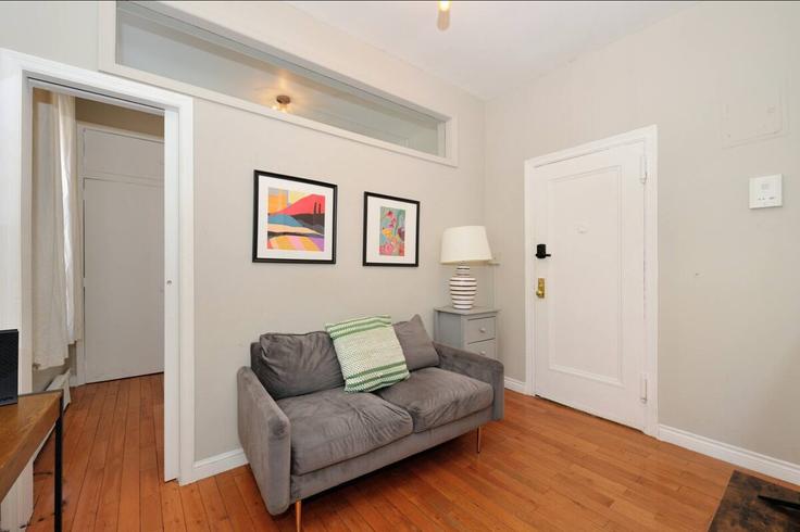 New York ManhattanのBuilding 1st Avenue - furnishedhabitat - 1323903のアパートメントにある、モダンな家具を備えたエレガントなデザインのリビングルーム