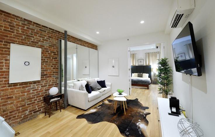 Manhattan, New York에 위치한 Building West 48th Street - furnishedhabitat - 1323931 아파트의 세련된 인테리어가 돋보이는 거실 Manhattan, New York에 위치한 Building West 48th Street - furnishedhabitat - 1323931 아파트의 세련된 인테리어가 돋보이는 거실