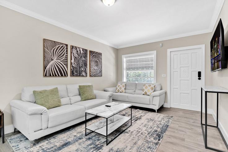 Elegant gestaltetes Wohnzimmer mit moderner Einrichtung in einer Wohnung im Building Southwest 27th Street - furnishedhabitat - 1323924 in Miami, Miami