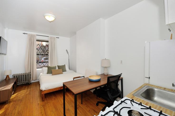 Salle de séjour élégante avec mobilier moderne dans un appartement à Building West 54th Street - furnishedhabitat - 1404664 à Manhattan, New York