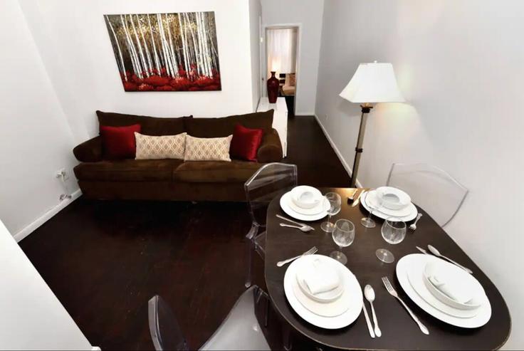 Manhattan, New York에 위치한 Building 9th Avenue - furnishedhabitat - 1323969 아파트의 세련된 인테리어가 돋보이는 거실