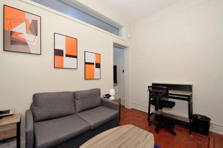 New York ManhattanのBuilding East 77th Street - furnishedhabitat - 1323928のアパートメントにある、モダンな家具を備えたエレガントなデザインのリビングルーム