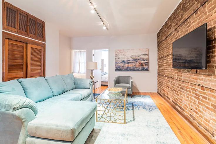 Elegant gestaltetes Wohnzimmer mit moderner Einrichtung in einer Wohnung im Building 9th Avenue - furnishedhabitat - 1323970 in Manhattan, New York