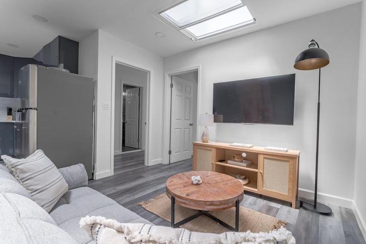 Manhattan, New York 소재 Building East 104th Street - furnishedhabitat - 1323996 유닛에 마련된, 현대적인 가구로 꾸며진 우아한 디자인의 거실