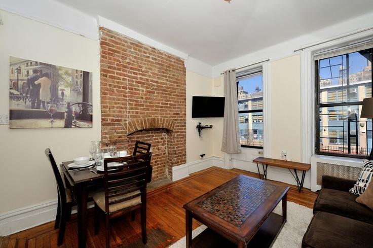Salle de séjour élégante avec mobilier moderne dans un appartement à Building West 82 Street - furnishedhabitat - 1323934 à Manhattan, New York Salle de séjour élégante avec mobilier moderne dans un appartement à Building West 82 Street - furnishedhabitat - 1323934 à Manhattan, New York