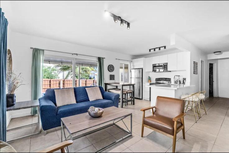 Salle de séjour élégante avec mobilier moderne dans un appartement à Building Northwest 22nd Place - furnishedhabitat - 1323992 à Miami, Miami