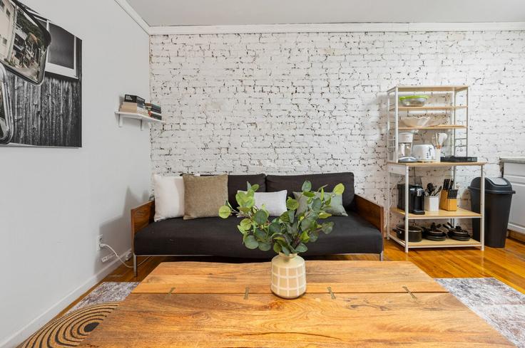 Elegant gestaltetes Wohnzimmer mit moderner Einrichtung in einer Wohnung im Building West 30th Street - furnishedhabitat - 1323966 in Manhattan, New York Elegant gestaltetes Wohnzimmer mit moderner Einrichtung in einer Wohnung im Building West 30th Street - furnishedhabitat - 1323966 in Manhattan, New York