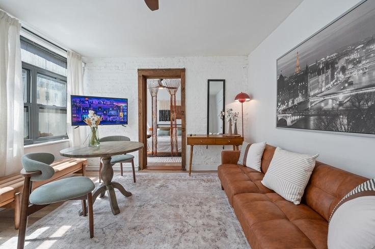 Building West 30th Street - furnishedhabitat - 1323966 adresindeki bir dairede modern mobilyalarla zarif bir şekilde tasarlanmış oturma odası Manhattan, New York