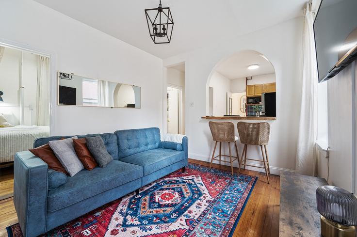 Salle de séjour élégante avec mobilier moderne dans un appartement à Building East 91st Street - furnishedhabitat - 1323912 à Manhattan, New York