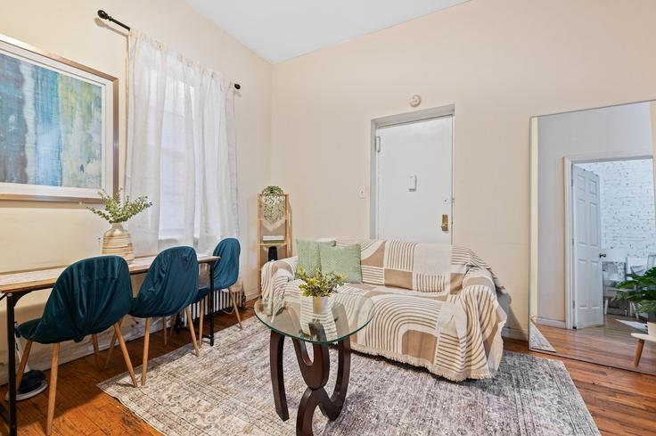 Elegante sala de estar con mobiliario moderno en un apartamento en Building 2nd Avenue - furnishedhabitat - 1343905 en Manhattan, New York