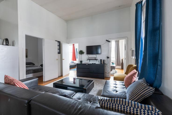 Elegant gestaltetes Wohnzimmer mit moderner Einrichtung in einer Wohnung im Building 1st Avenue - furnishedhabitat - 1462669 in Manhattan, New York Elegant gestaltetes Wohnzimmer mit moderner Einrichtung in einer Wohnung im Building 1st Avenue - furnishedhabitat - 1462669 in Manhattan, New York