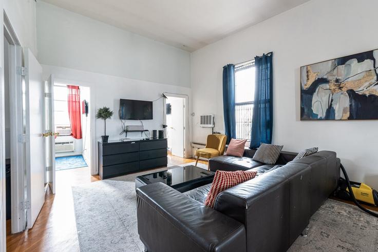 Elegant gestaltetes Wohnzimmer mit moderner Einrichtung in einer Wohnung im Building 1st Avenue - furnishedhabitat - 1462669 in Manhattan, New York