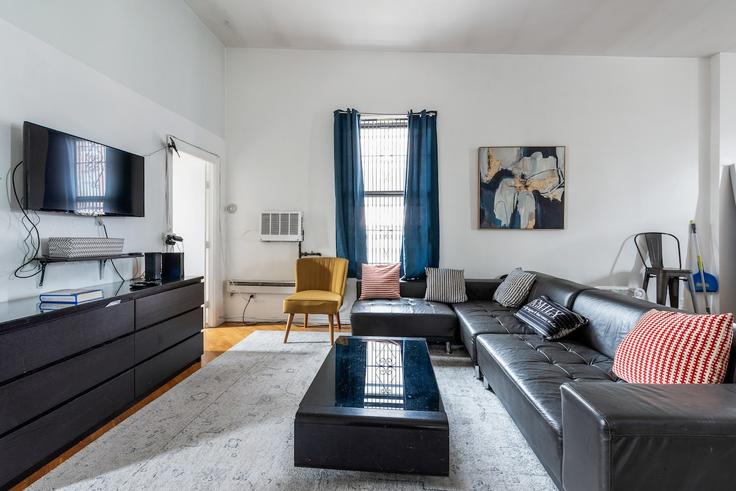 New York ManhattanのBuilding 1st Avenue - furnishedhabitat - 1462669のアパートメントにある、モダンな家具を備えたエレガントなデザインのリビングルーム New York ManhattanのBuilding 1st Avenue - furnishedhabitat - 1462669のアパートメントにある、モダンな家具を備えたエレガントなデザインのリビングルーム