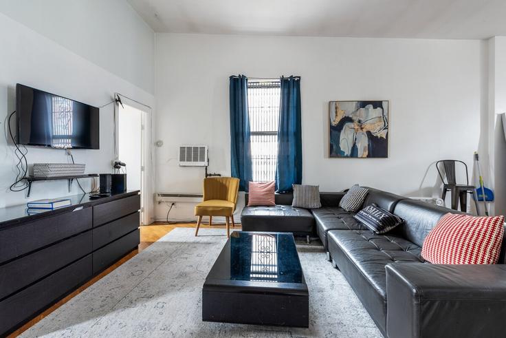 Elegante sala de estar con mobiliario moderno en un apartamento en Building 1st Avenue - furnishedhabitat - 1325114 en Manhattan, New York