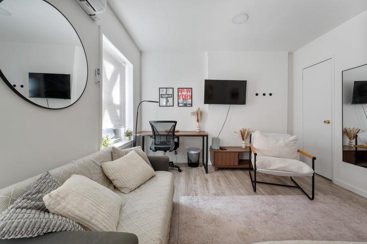 Salle de séjour élégante avec mobilier moderne dans un appartement à Building East 31st Street - furnishedhabitat - 1389270 à Manhattan, New York Salle de séjour élégante avec mobilier moderne dans un appartement à Building East 31st Street - furnishedhabitat - 1389270 à Manhattan, New York