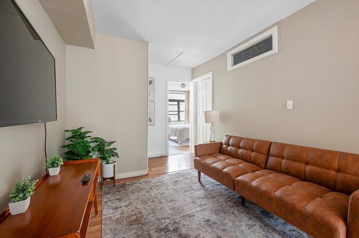 Building West 28th Street - furnishedhabitat - 1390073 adresindeki bir dairede modern mobilyalarla zarif bir şekilde tasarlanmış oturma odası Manhattan, New York
