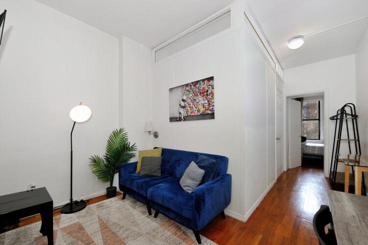Salle de séjour élégante avec mobilier moderne dans un appartement à Building 9th Avenue - furnishedhabitat - 1514393 à Manhattan, New York